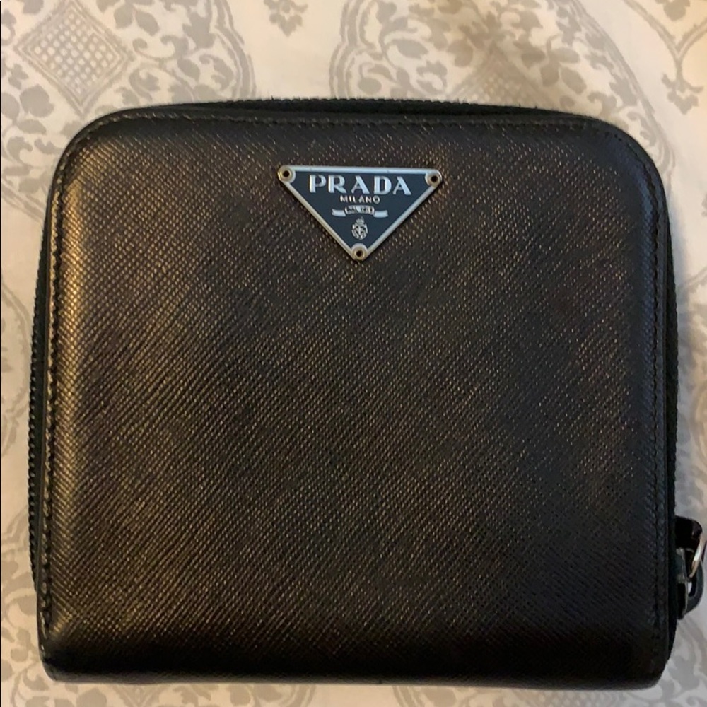 Prada wallet like new in box